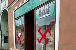 Po útoku v Chebu padla tvrdá slova. Bartošek spojil hákové kříže s ANO a SPD